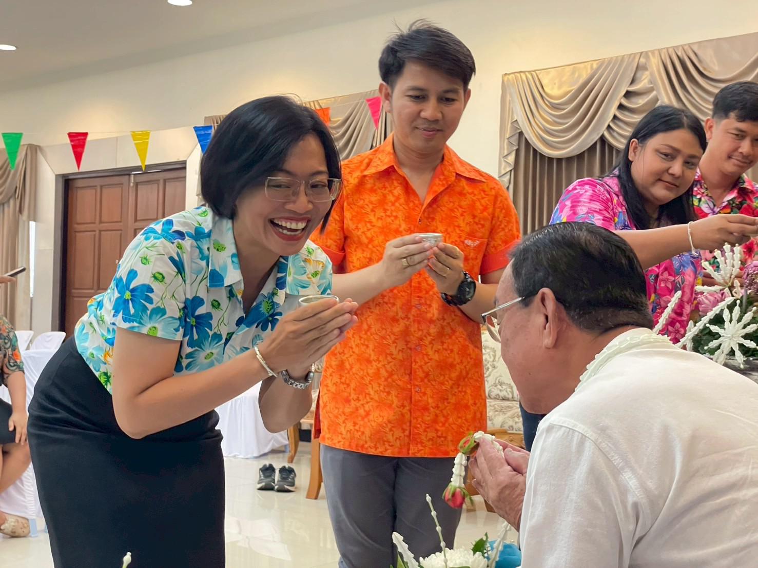 50. วันที่ 26 เมษายน 2568 สาขาการบริหารการศึกษา ได้จัดกิจกรรมรดน้ำดำหัวคณาจารย์ระดับบัณฑิตศึกษา ประจำสาขาการบริหารการศึกษา ณ ห้องประชุมครุร่มสัก 1 ชั้น 3 อาคารคณะครุศาสตร์
